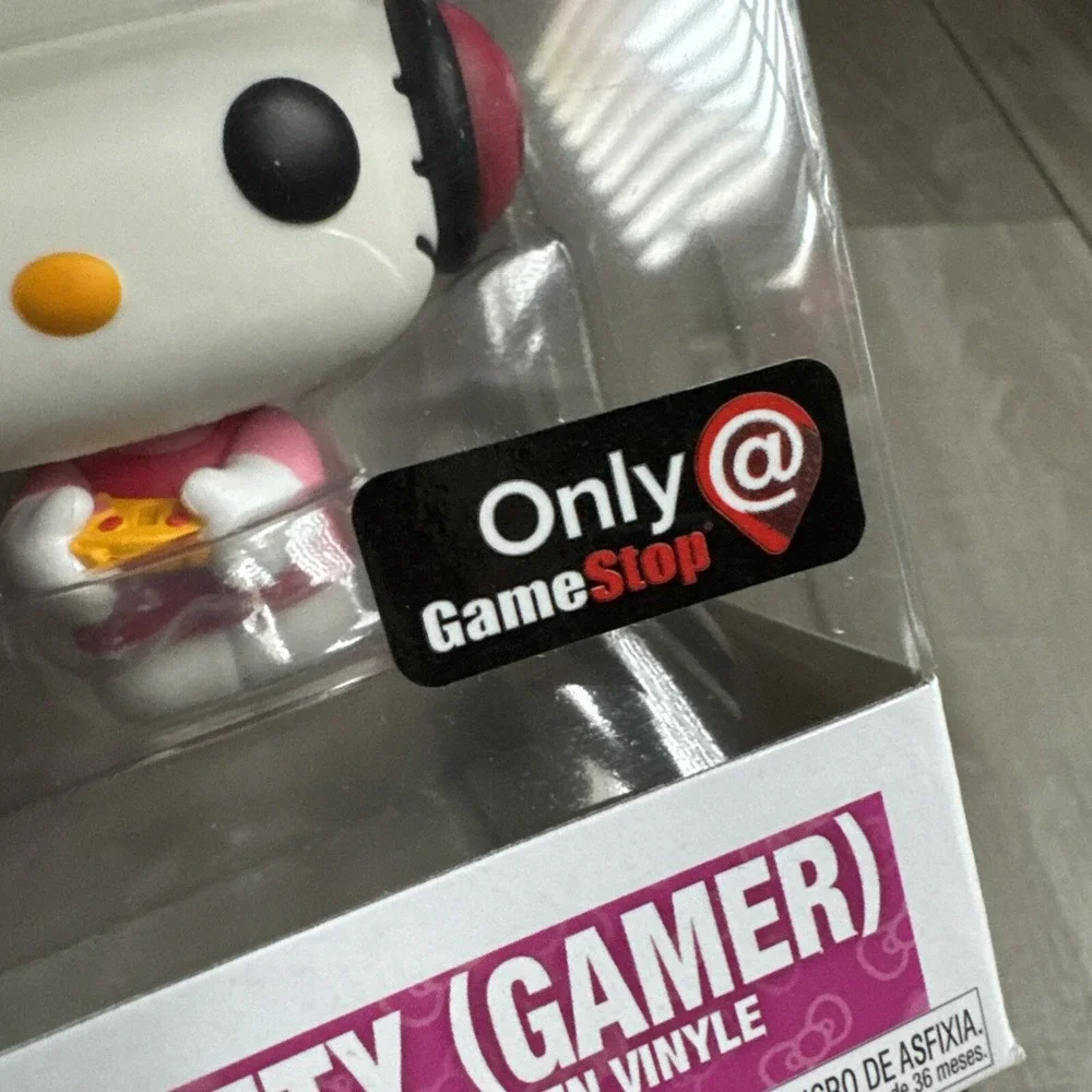 NEW Vaulted‎ Funko POP! Hello Kitty Gamer #26 GameStop Exclusive with Protector